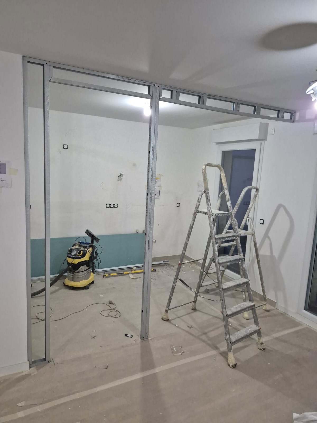 architecte d'interieur chantier renovation sartrouville pose de rail pour cloison verriere- Lignes Design d'Espace
