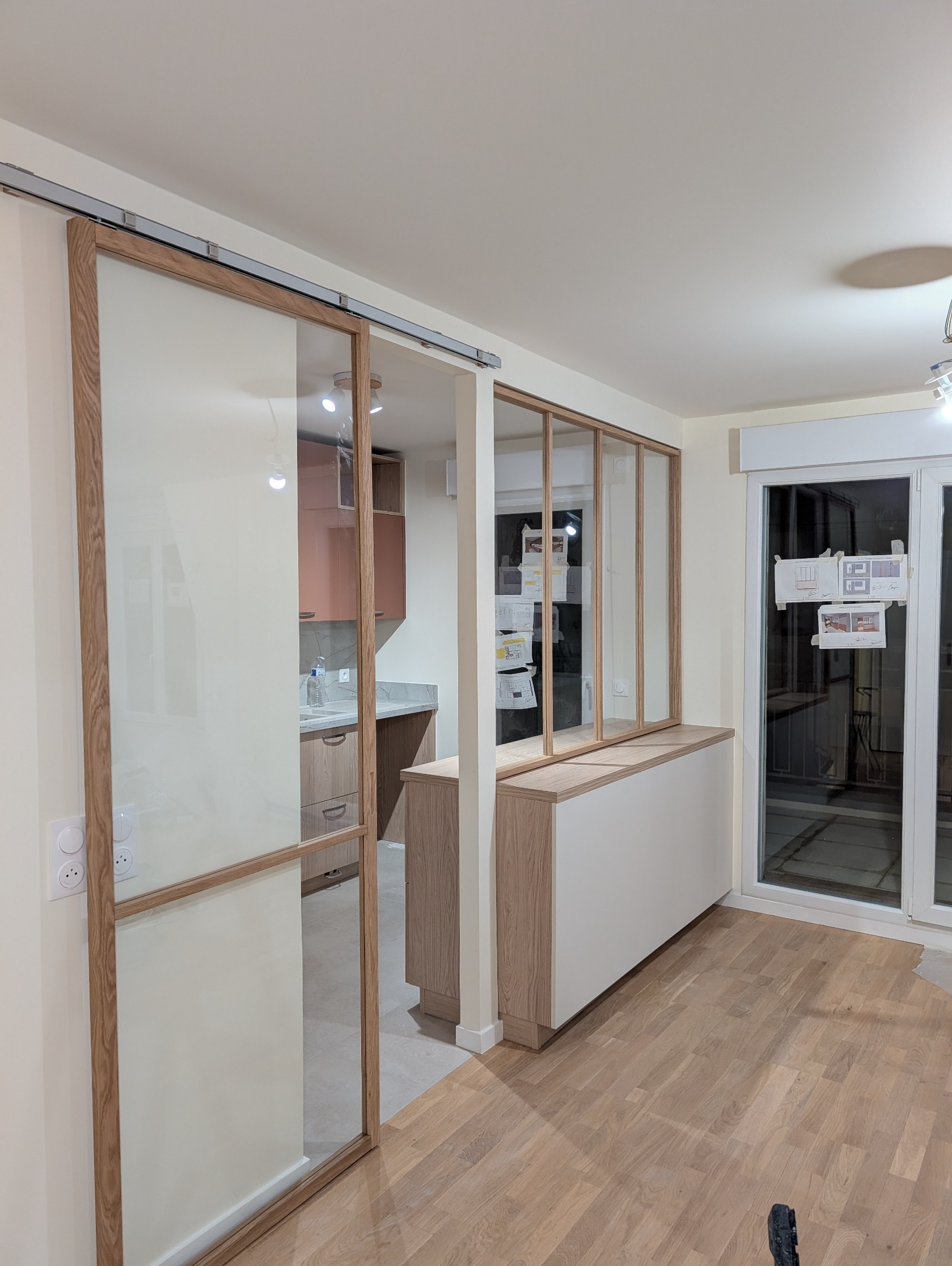 architecte-d'intérieur Sartrouville-résultat après-rénovation-avec verrière-sur-mesure-porte-coulissante-delimitation-cuisine-salon- Lignes Design d'Espace